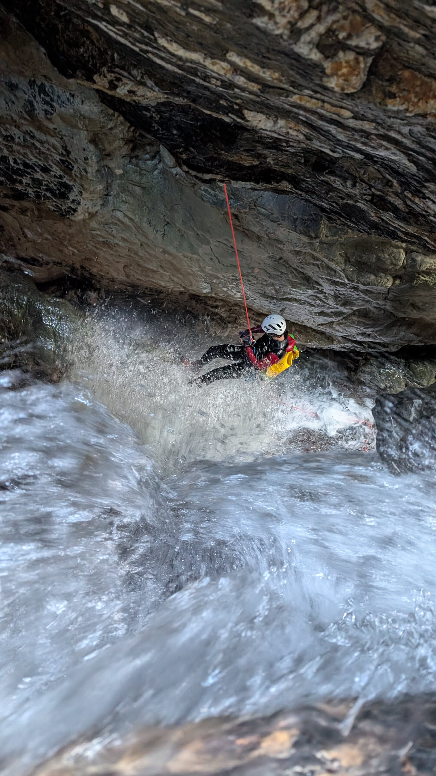 Canyoniste du club en rappel sous une cascade