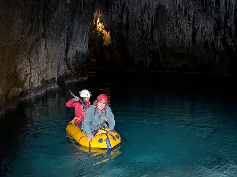 Spéléologues en packraft sur le lac souterrain de la grotte de Gournier