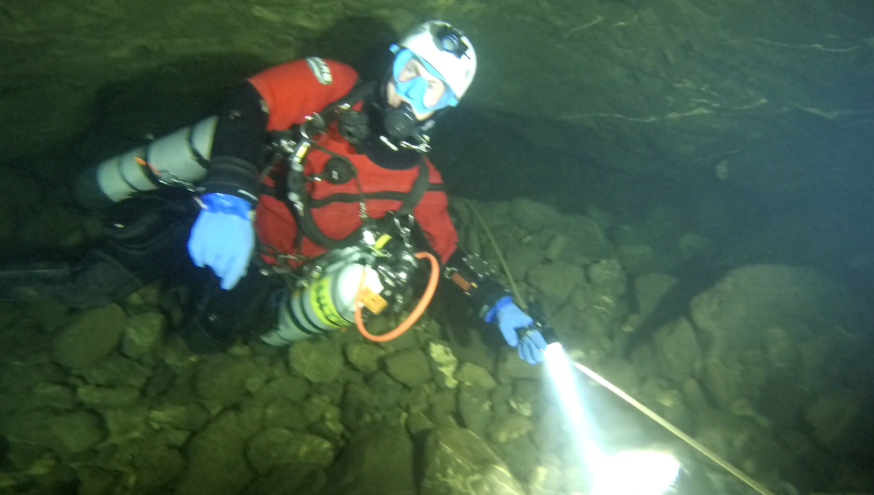 Plongeur souterrain avec son éclairage